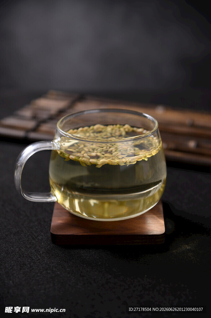 透明玻璃杯中盛放清香花茶