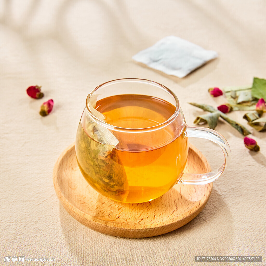 透明玻璃杯中泡着的花草茶