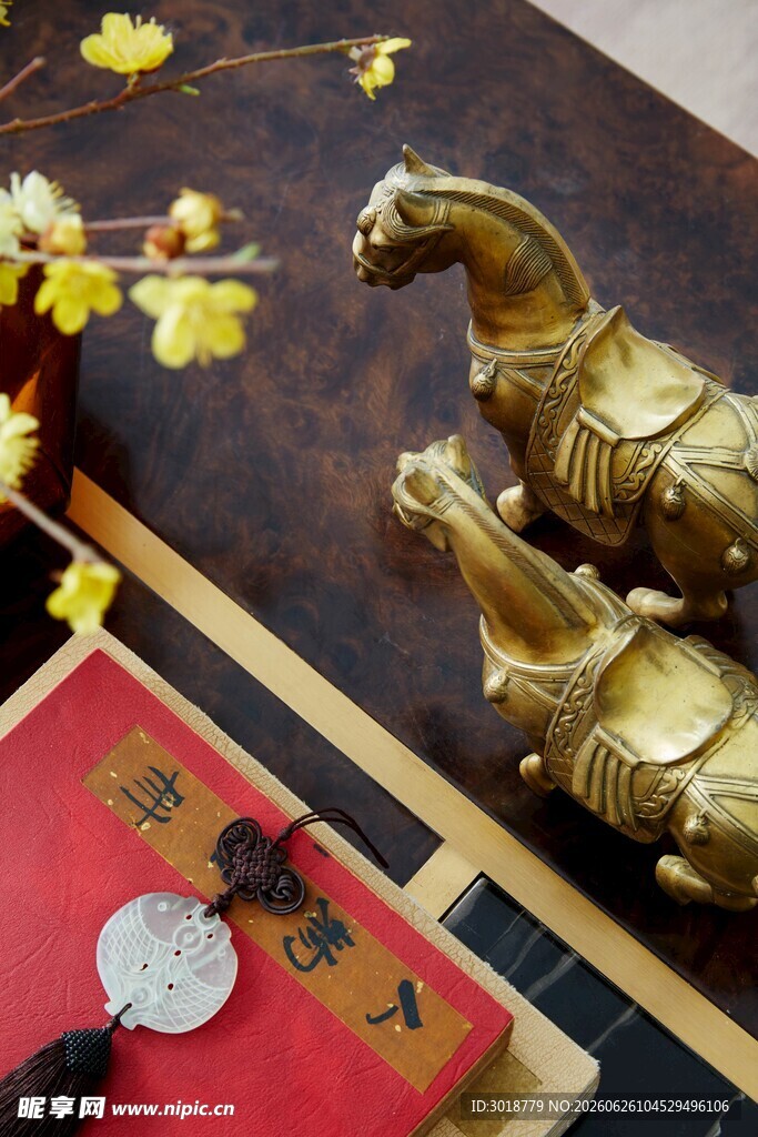 金骏马摆件与传统元素