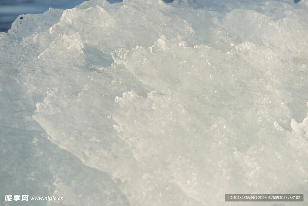 洁白蓬松的块状冰雪