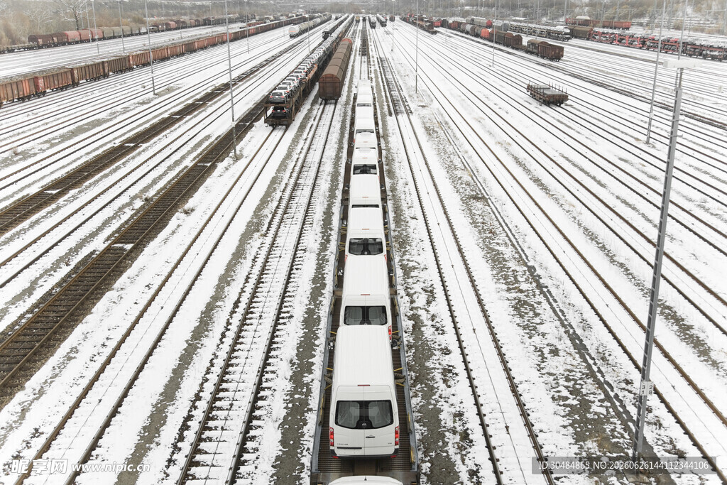 雪后铁轨上行驶的列车