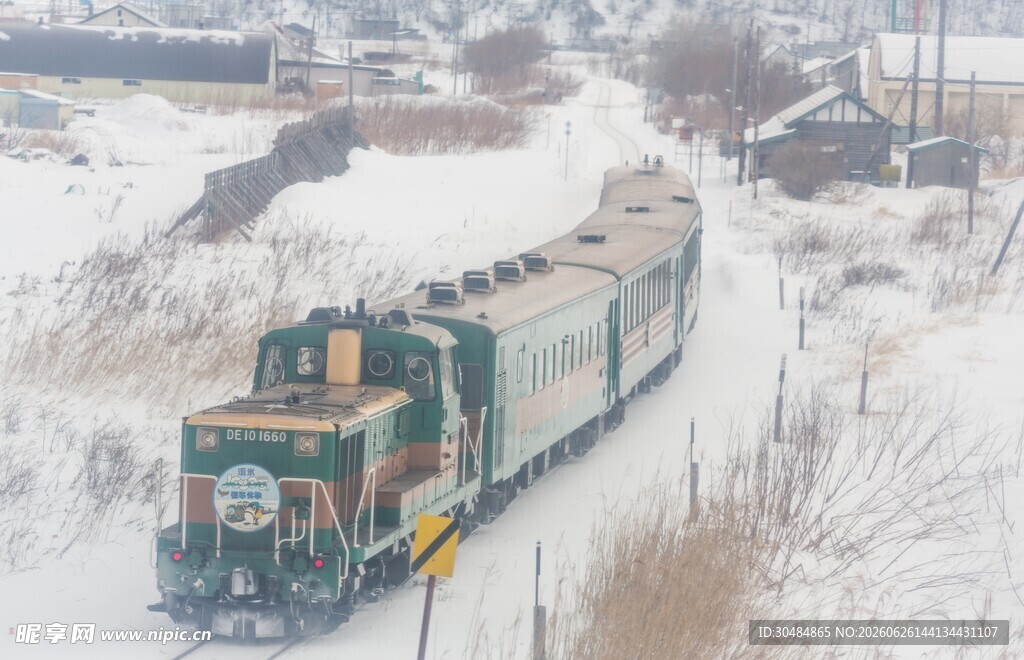 雪野中的行进火车