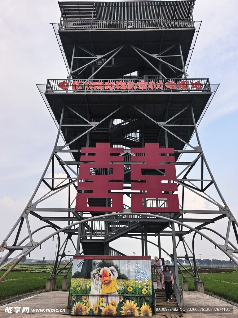 稻梦空间 田野中的巨型观景塔