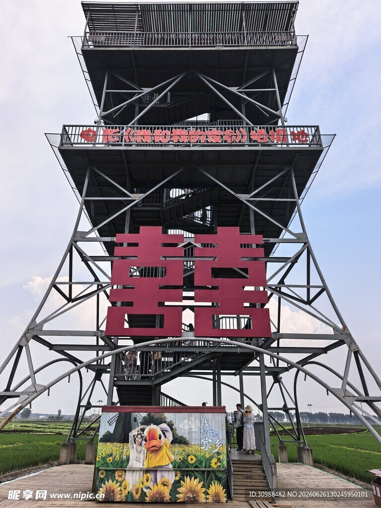 稻梦空间 田野上的创意观景塔