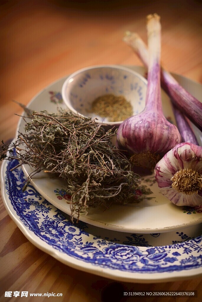 青花瓷盘上摆放的新鲜大蒜