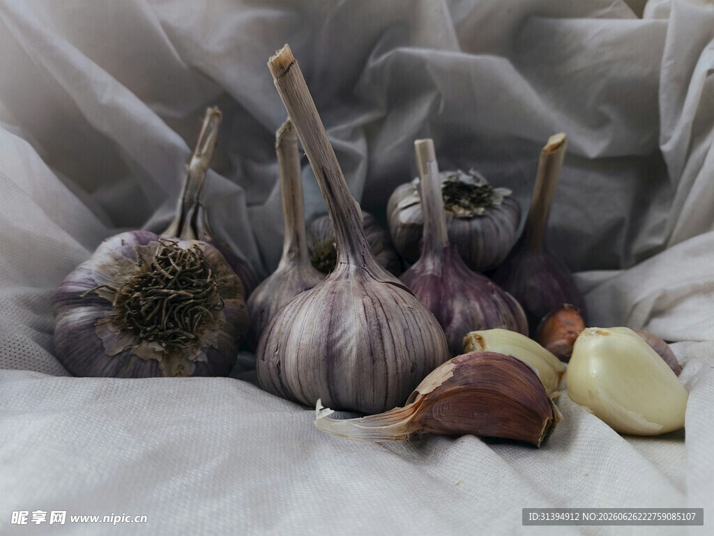 布上摆放的新鲜大蒜