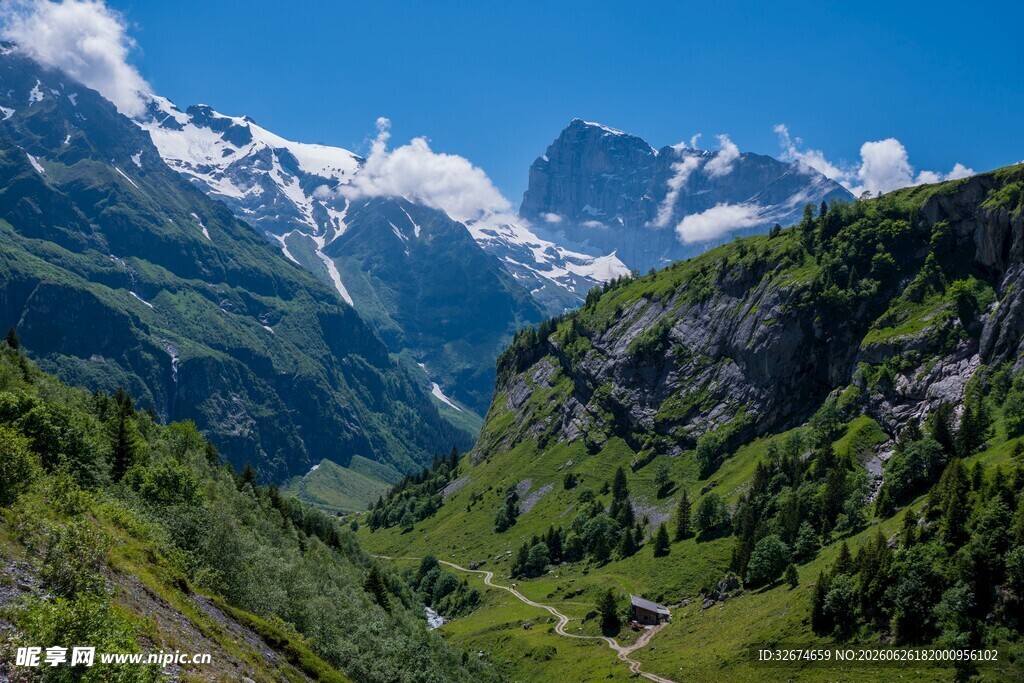 高山绿野间的壮丽美景