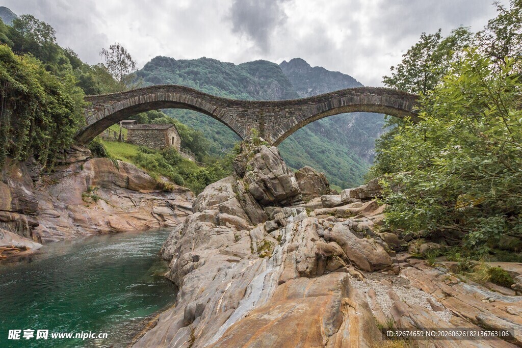 山间石桥横跨碧绿溪流
