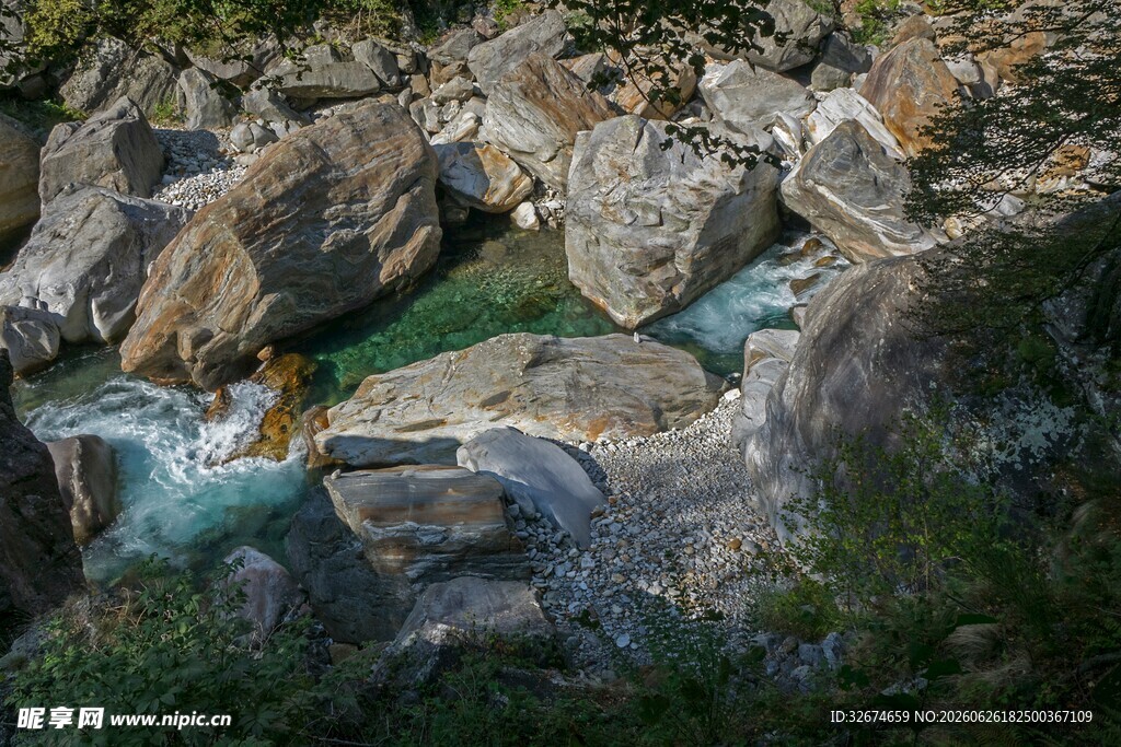 山间溪流穿岩石美景
