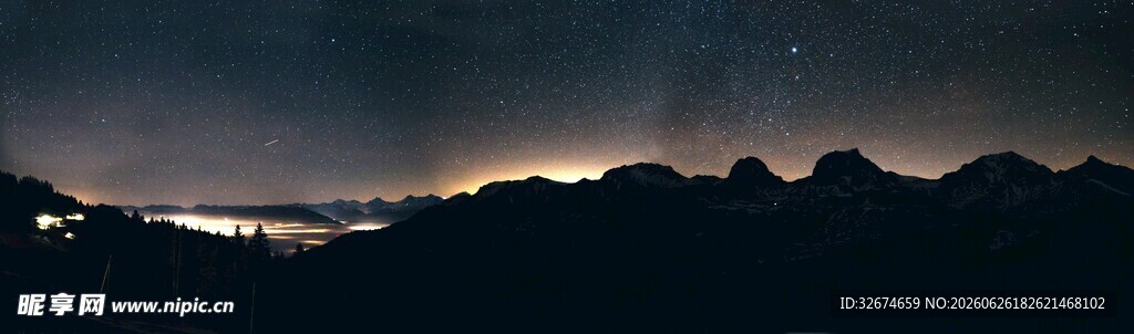 夜幕下的山峦与璀璨星空