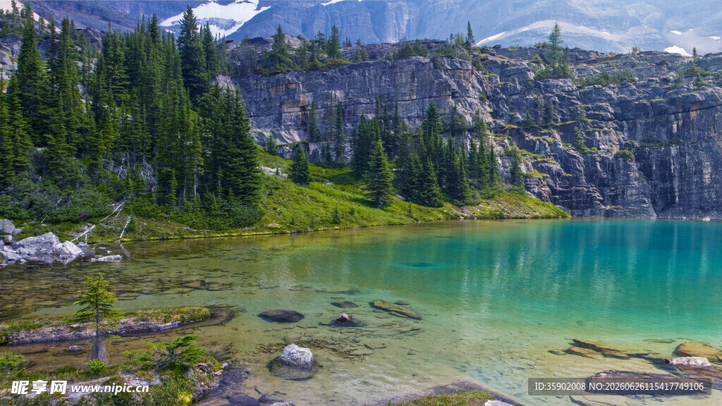 山间碧湖美景