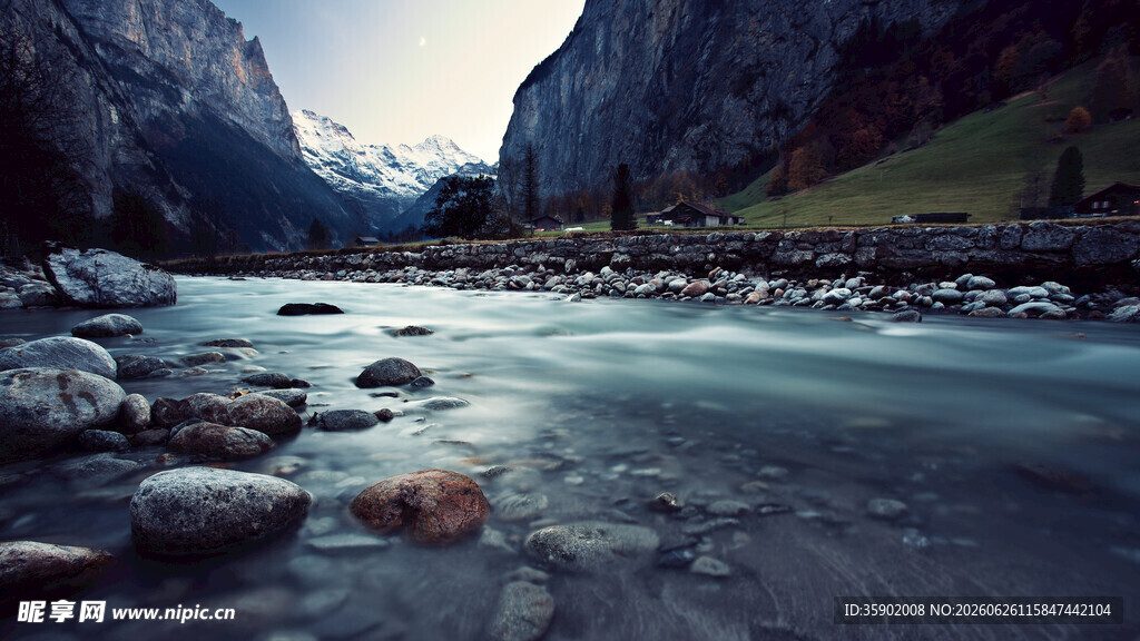 山间溪流静谧自然之景