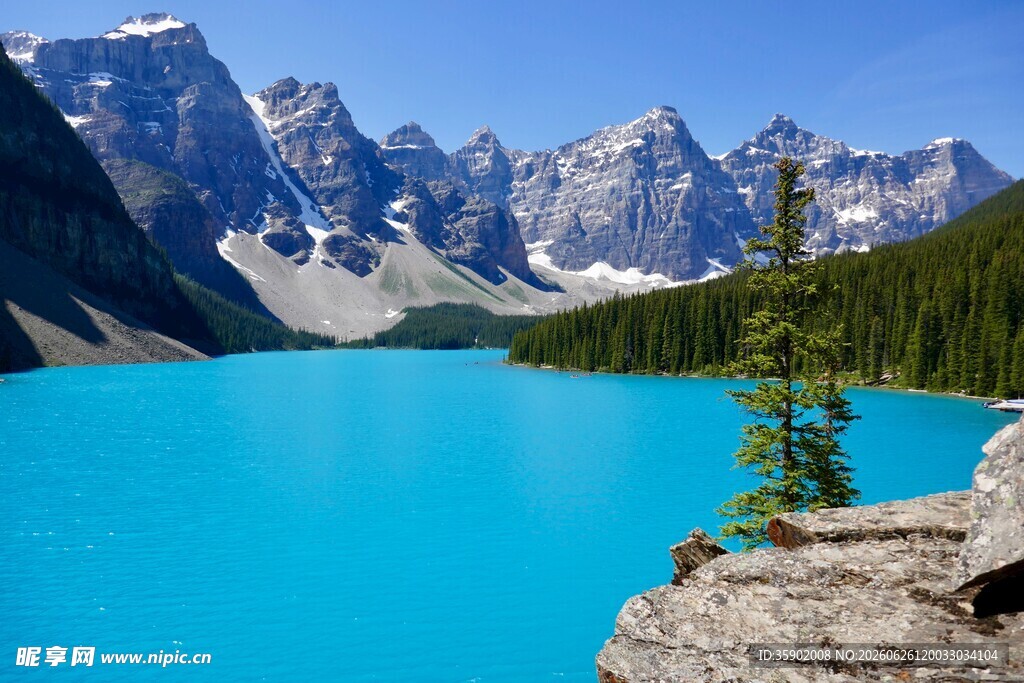 梦幻蓝湖与巍峨雪山美景