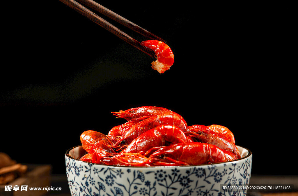 筷子夹起美味小龙虾