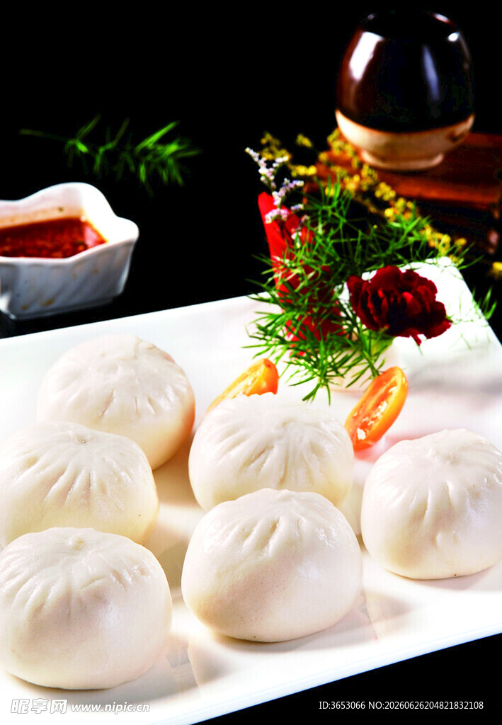 美味鲜肉包子摆放在盘