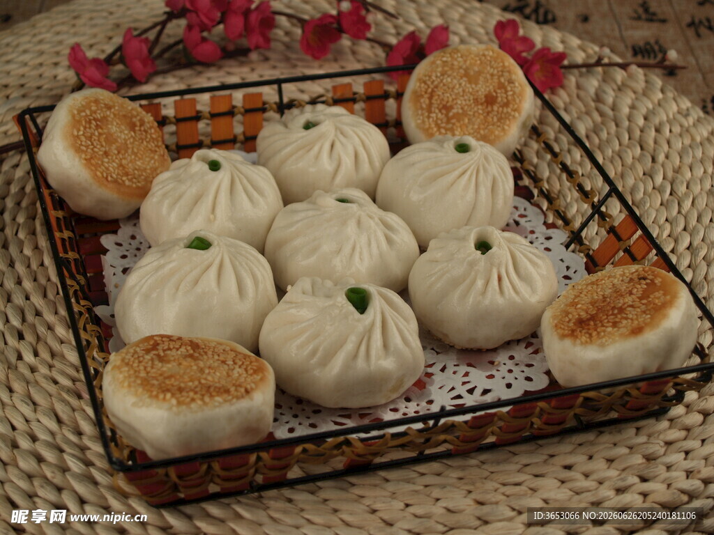 美味中式点心包子与煎包