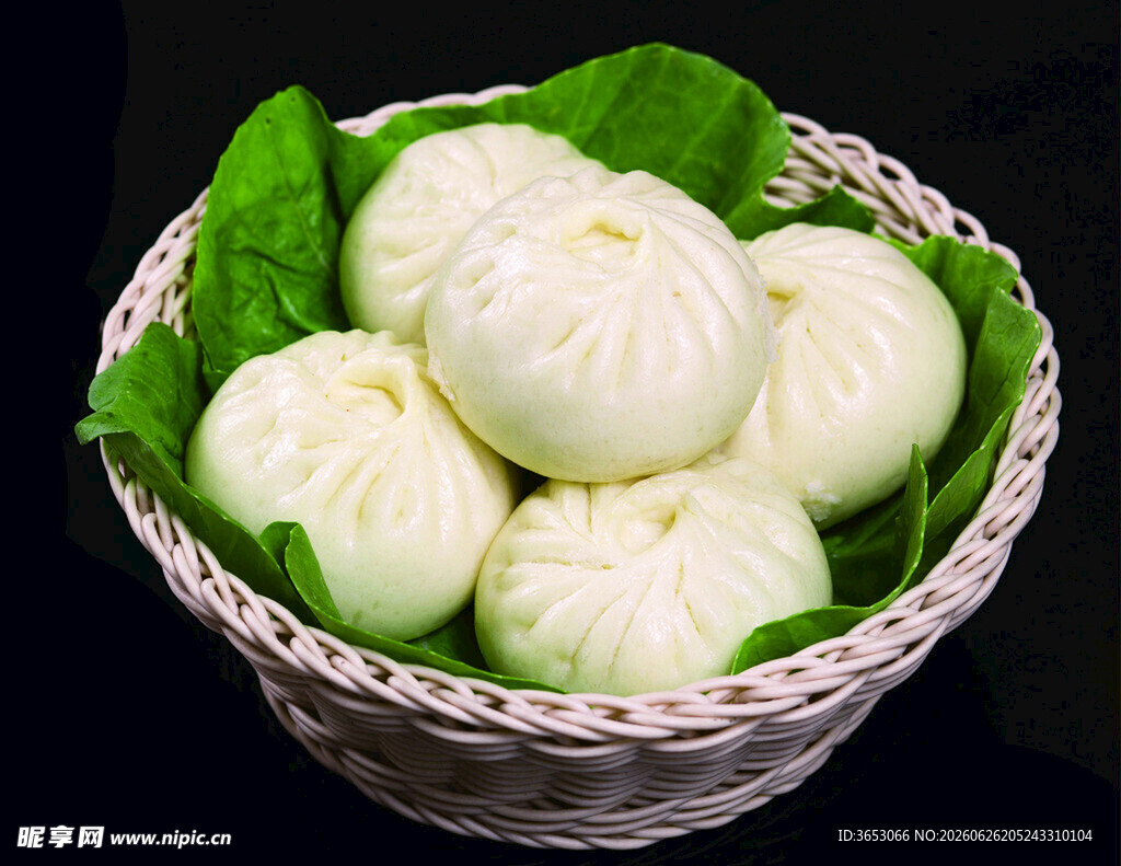 竹篮里的鲜嫩白面包子