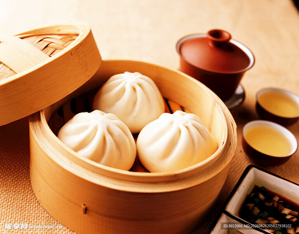 传统蒸笼里的美味包子