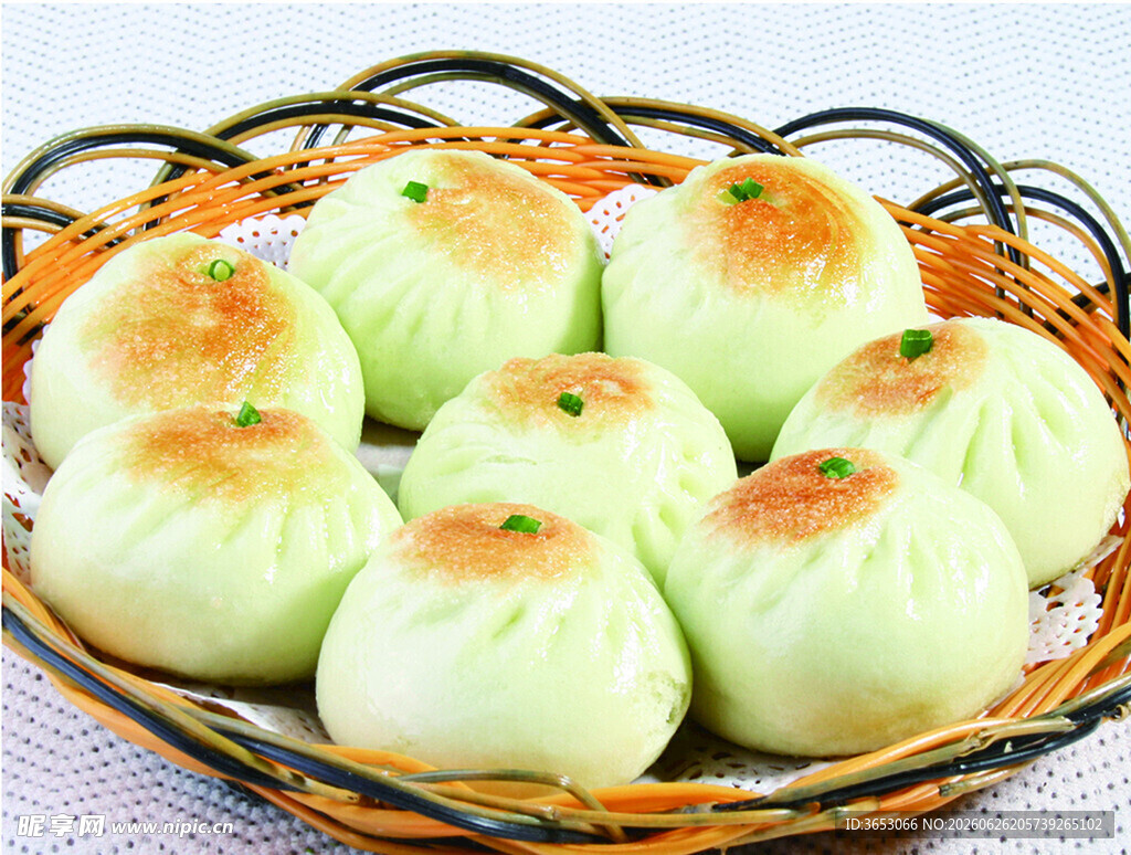 竹篮里的美味鲜肉小笼包