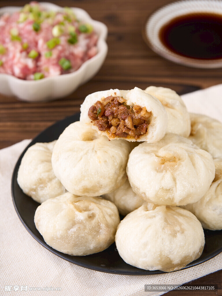 美味包子配蘸料与小菜
