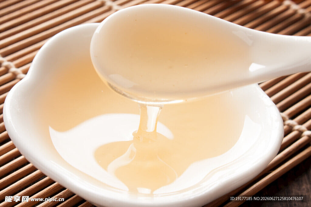 白瓷碗中蜂蜜缓缓流淌