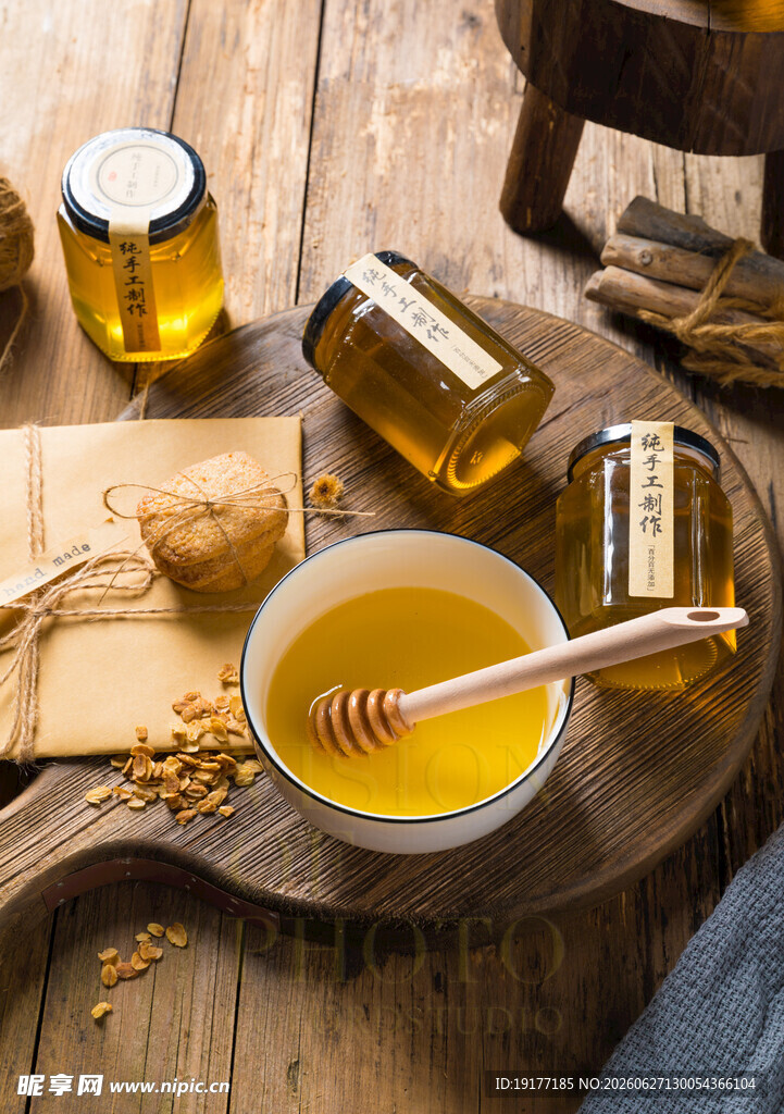 木桌上的蜂蜜与相关器具