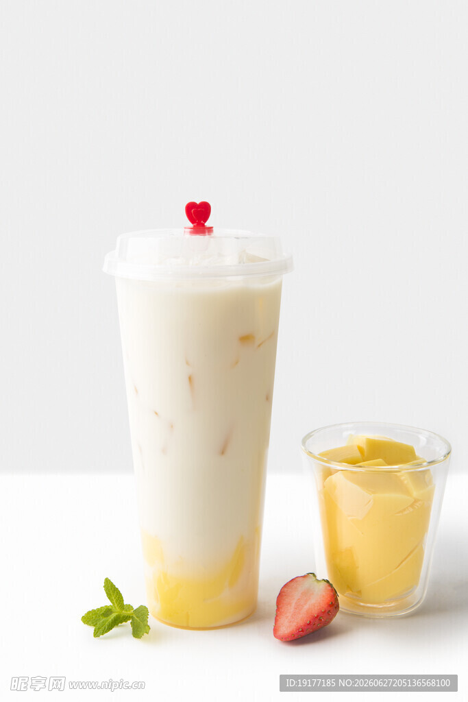 草莓芒果双拼奶茶饮品
