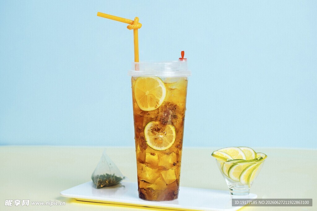 柠檬冰茶配吸管特写