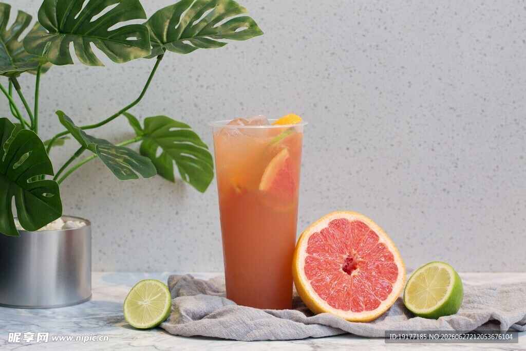 西柚饮品配绿植清新画面