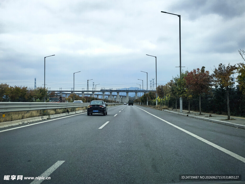 公路行车景象