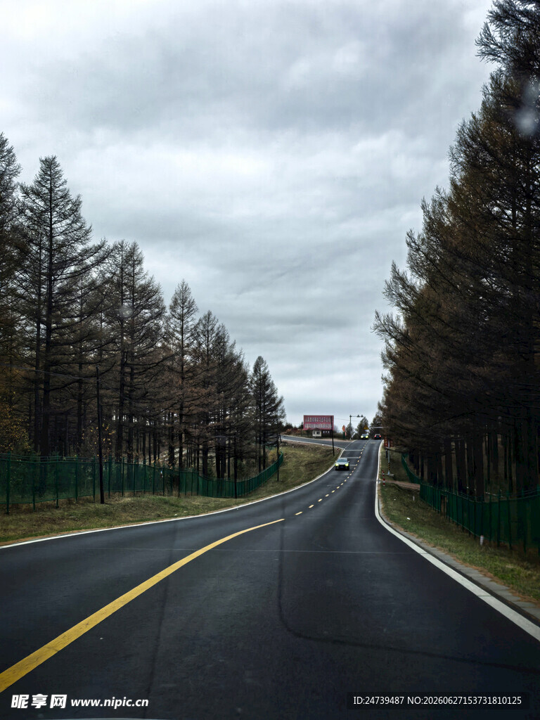 宽阔公路延伸向远方