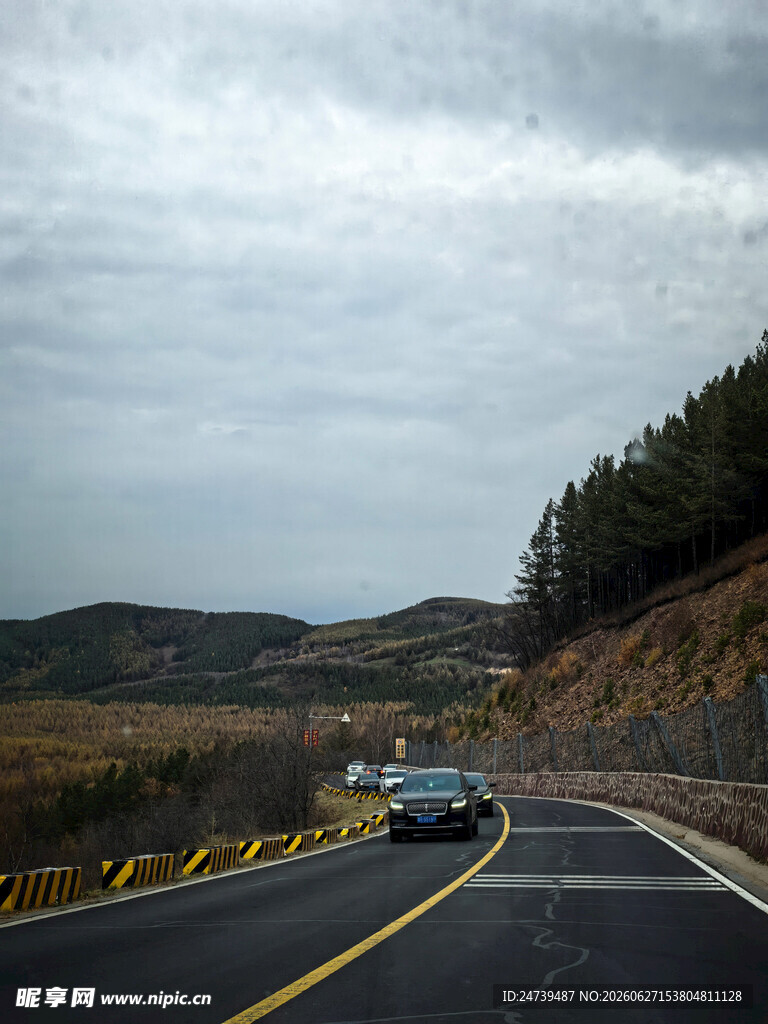 山间公路上行驶的汽车