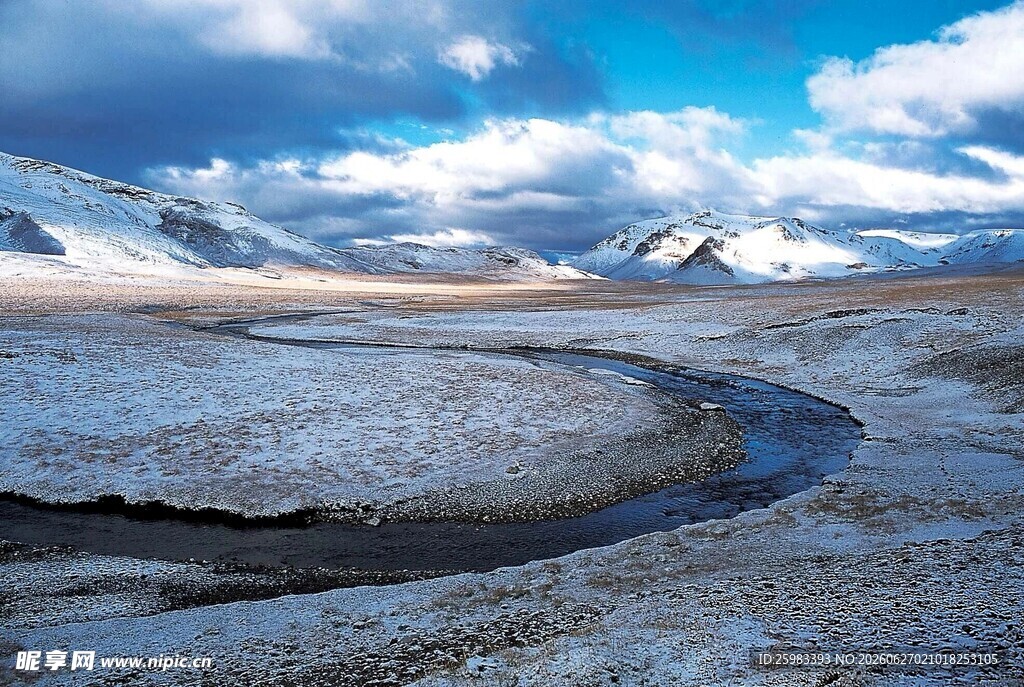 雪山河流