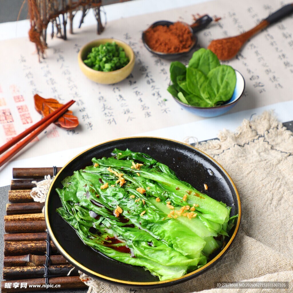 清炒生菜摆于盘