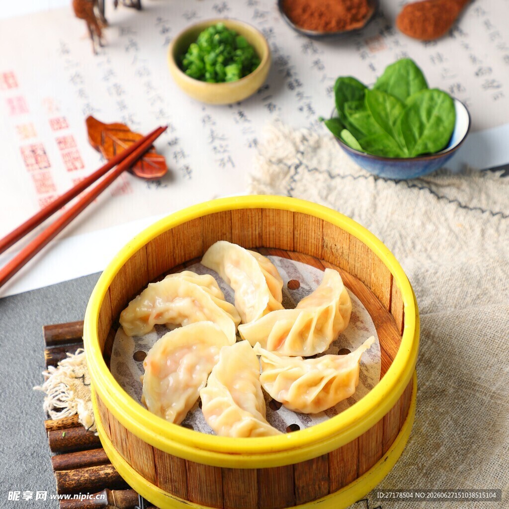 美味蒸饺置于竹制蒸笼中