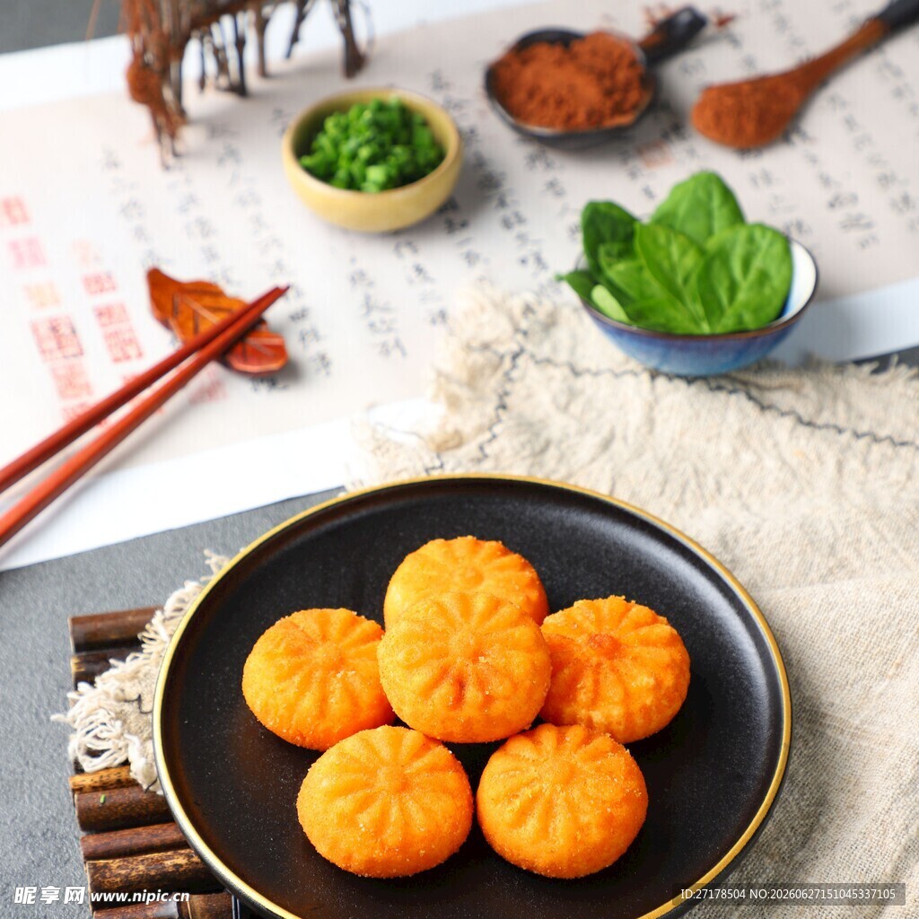 美味南瓜饼摆放在黑色盘中