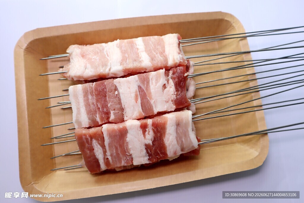 木盘上的美味培根肉串
