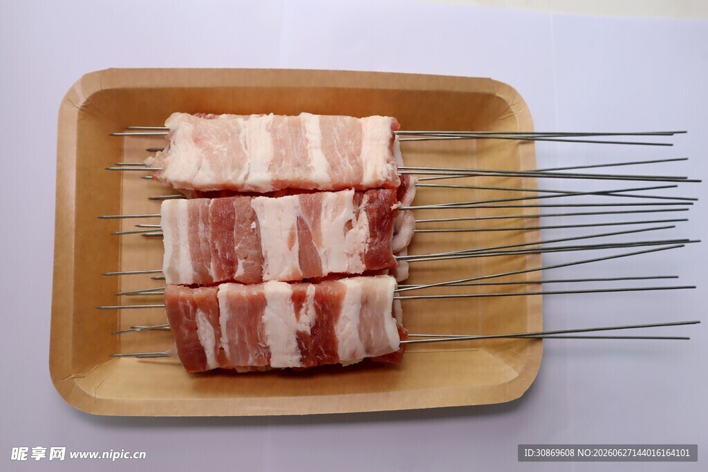 木盘上的美味培根肉串