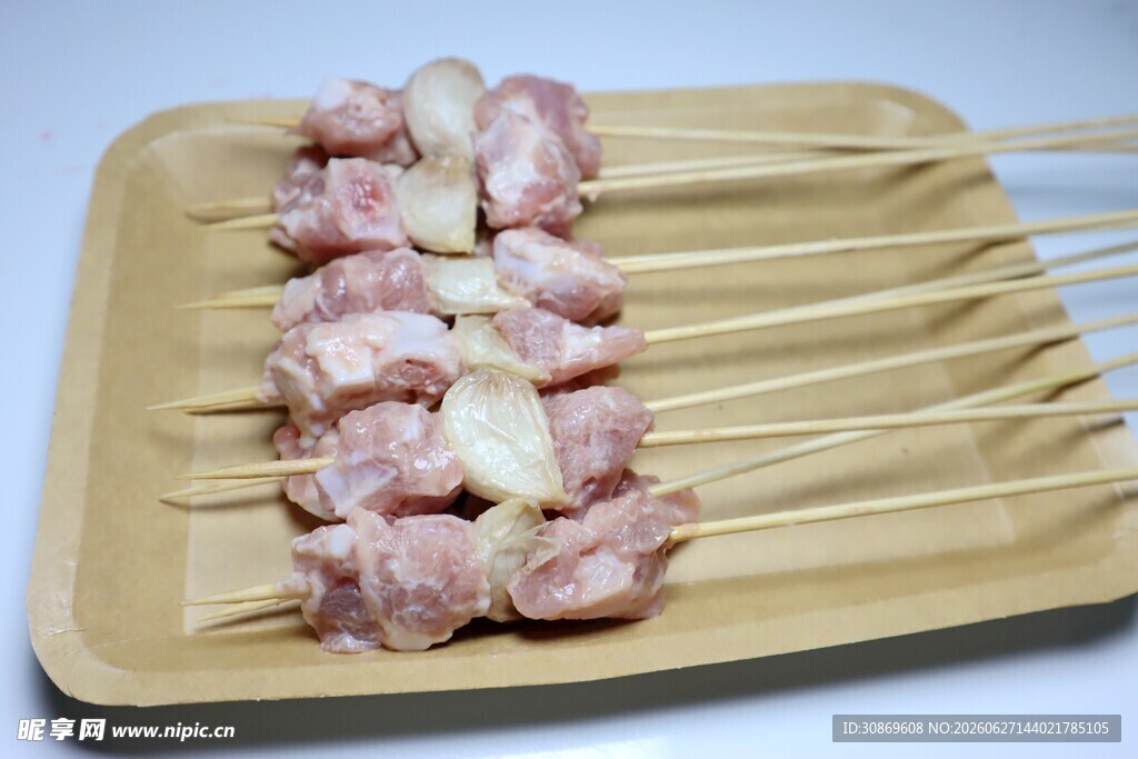 木盘上的鸡肉串
