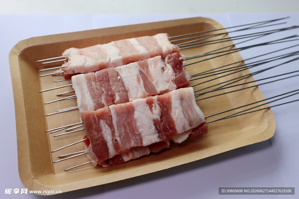 木盘上的美味培根烤肉串