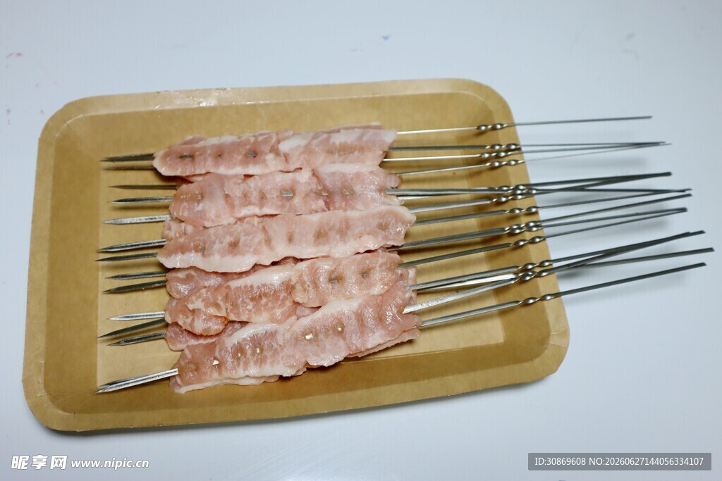 木盘上的美味猪肉串