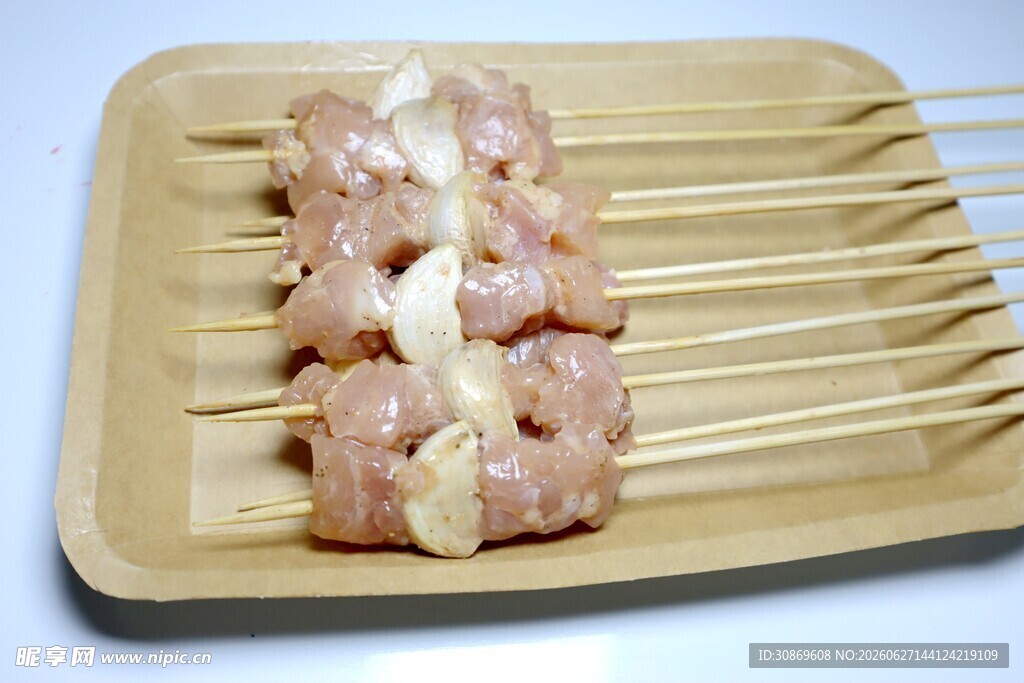 木盘上的美味鸡肉串