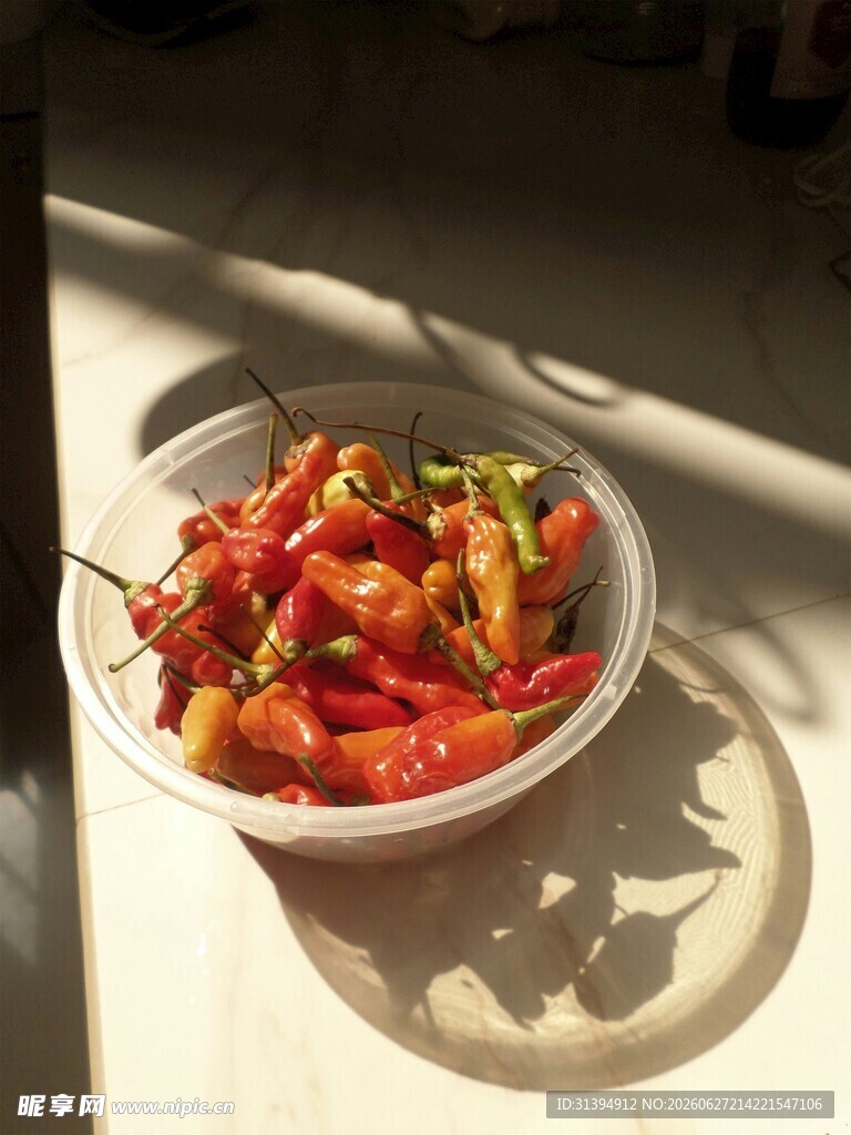 碗中多彩蔬菜沙拉