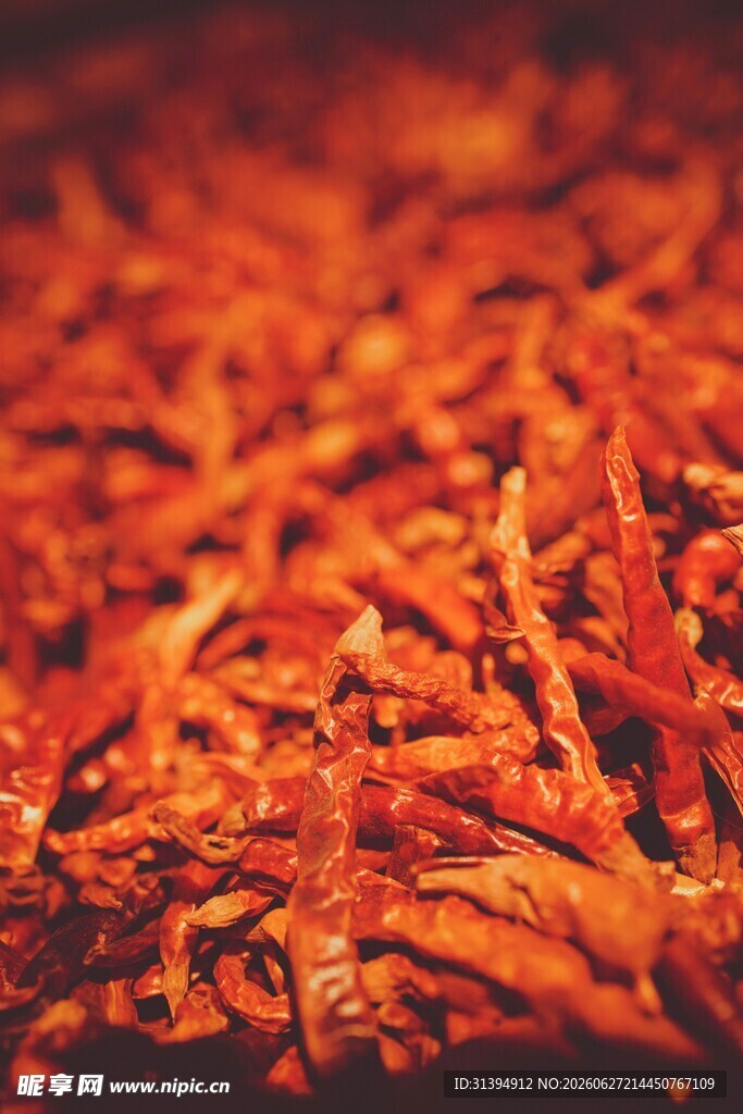 色泽诱人的丝状干辣椒