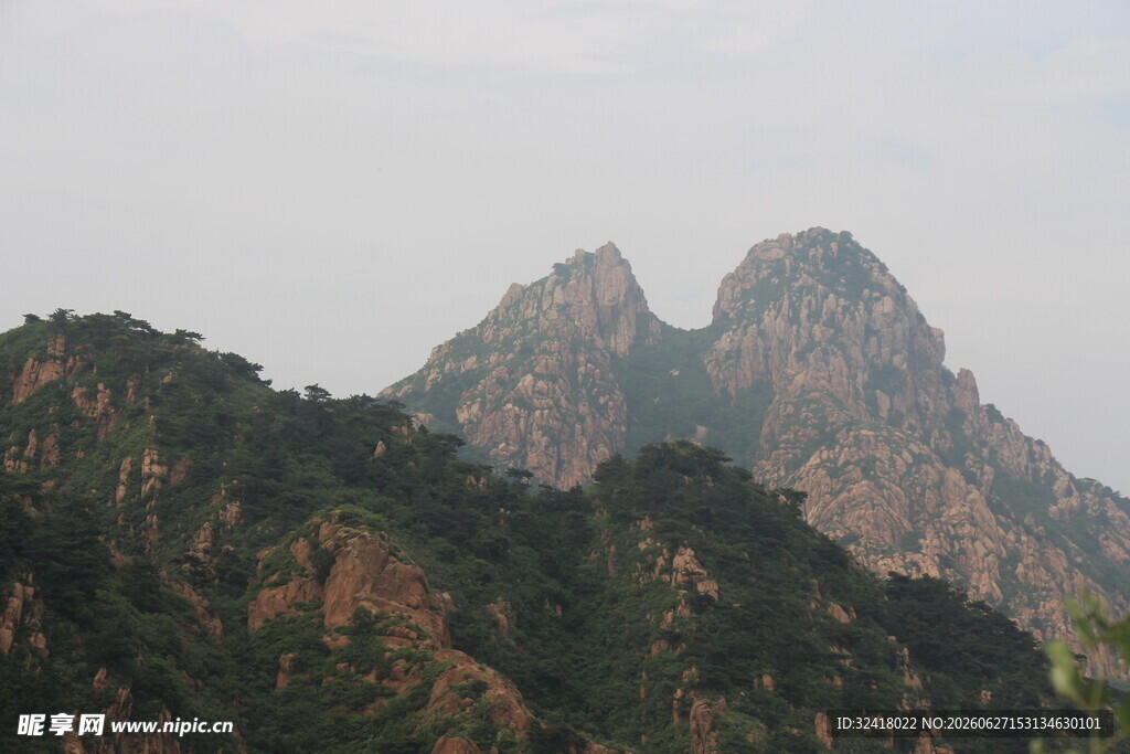 巍峨秀丽的双峰山峦