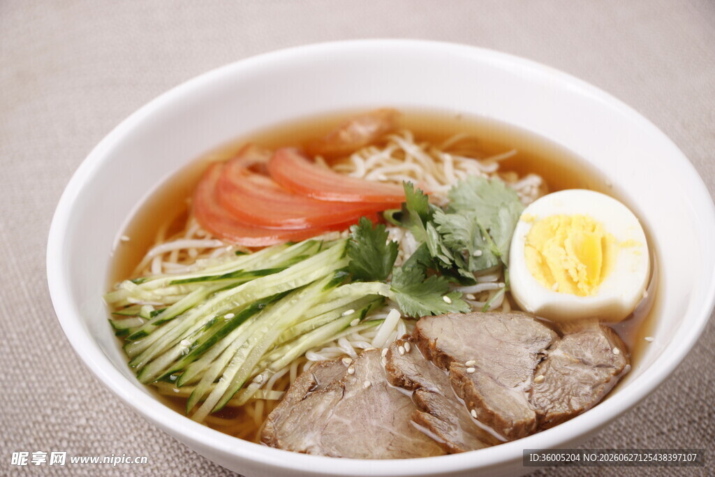 美味牛肉蔬菜拉面