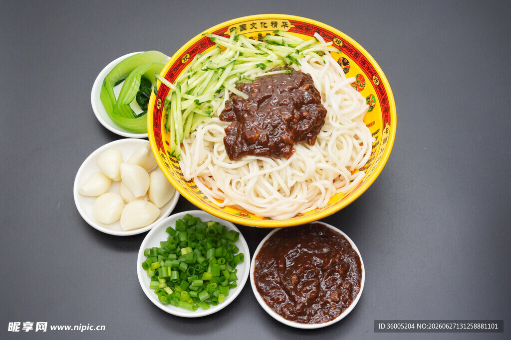 美味炸酱面及调料配菜