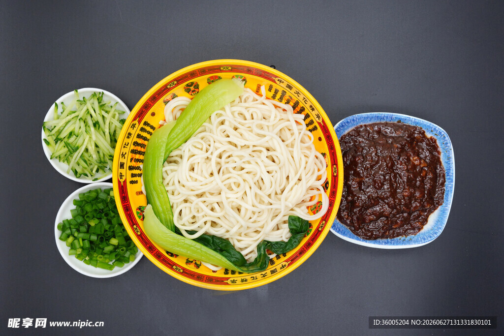 多彩食材组合的美味面食