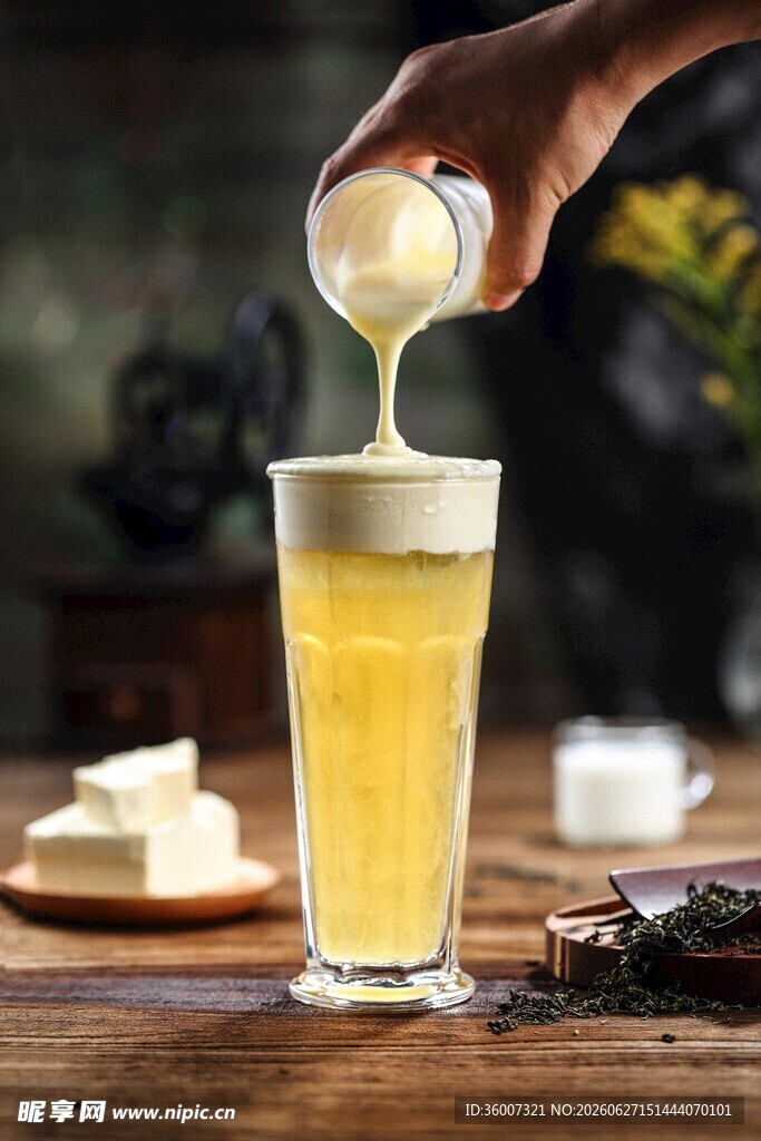 手斟泡沫丰富的冰啤酒