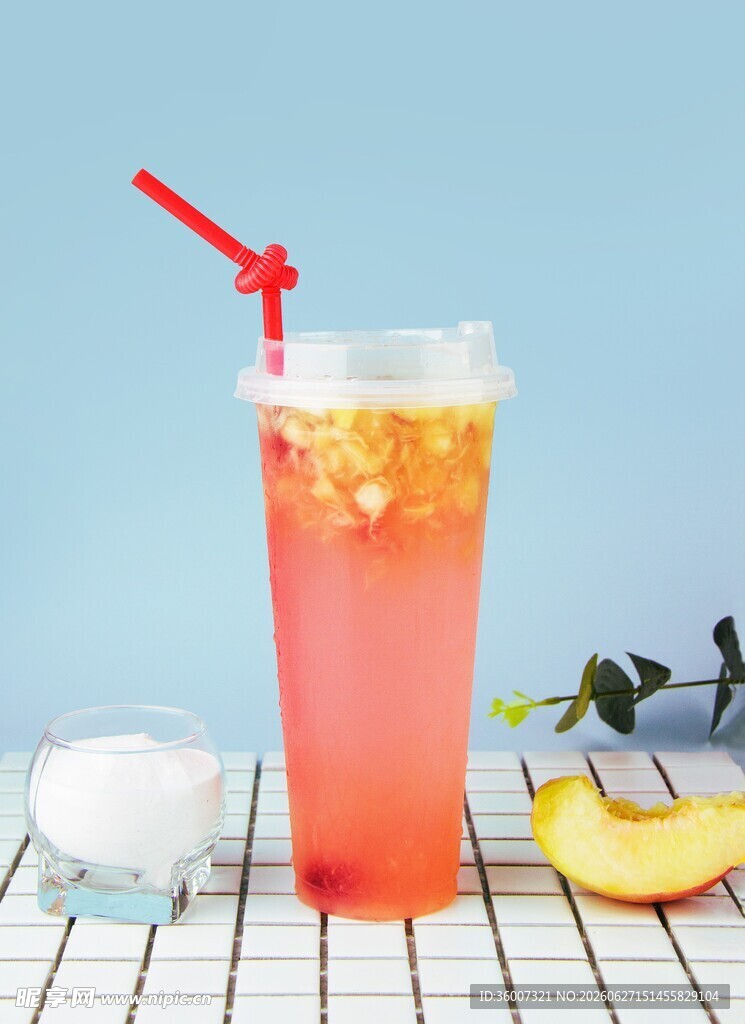 粉色桃汁饮料配吸管